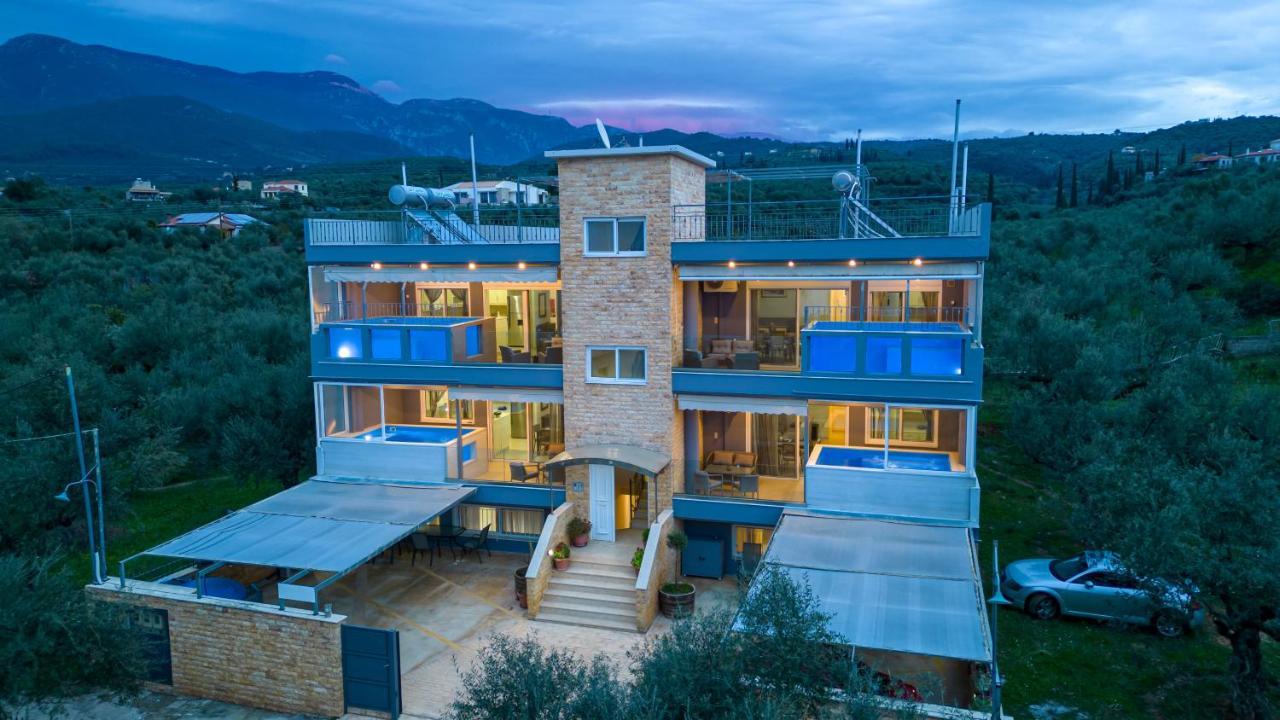 Grand Suites With Private Pools Каламата Екстер'єр фото