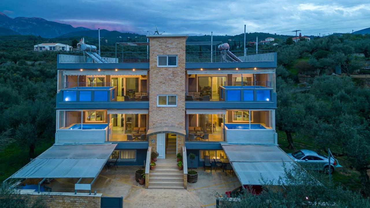 Grand Suites With Private Pools Каламата Екстер'єр фото