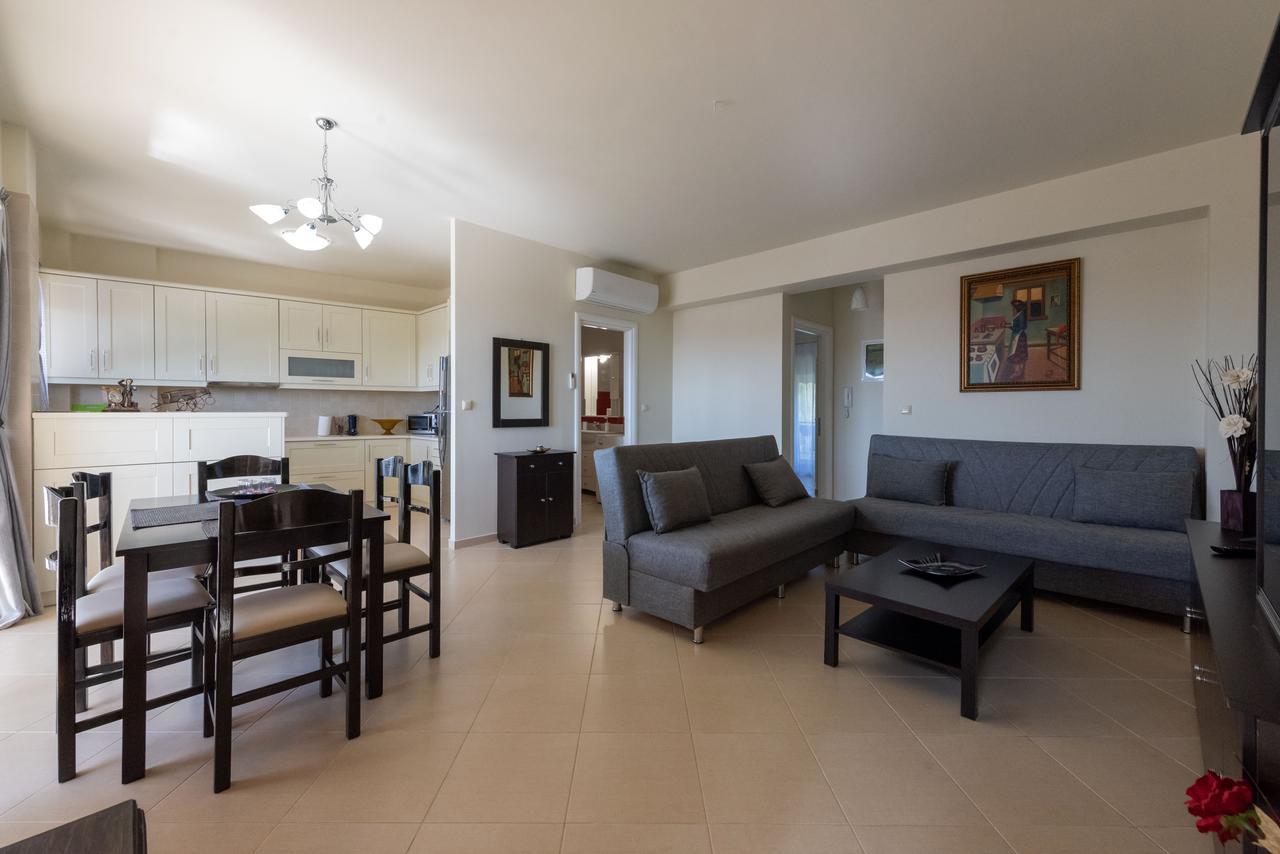 Grand Suites With Private Pools Каламата Екстер'єр фото