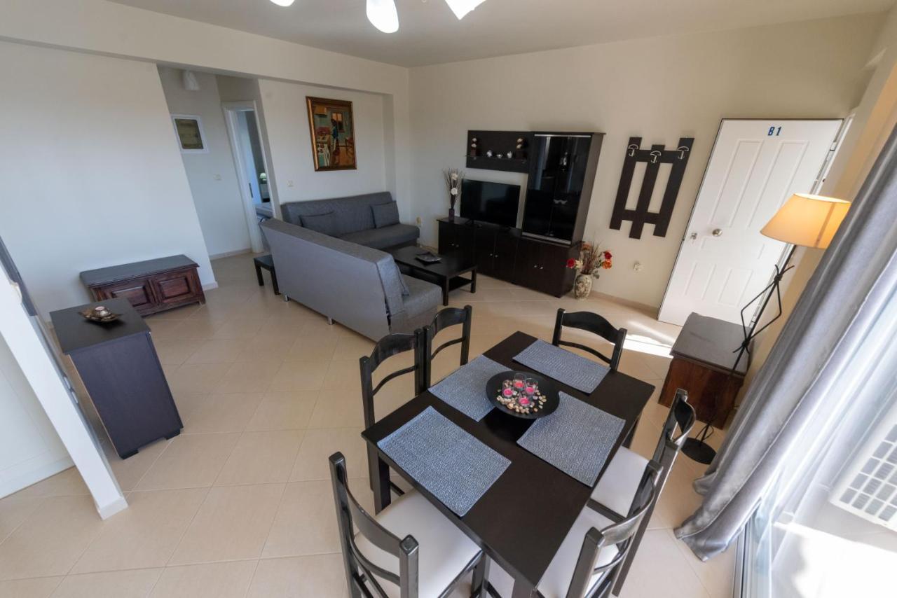Grand Suites With Private Pools Каламата Екстер'єр фото