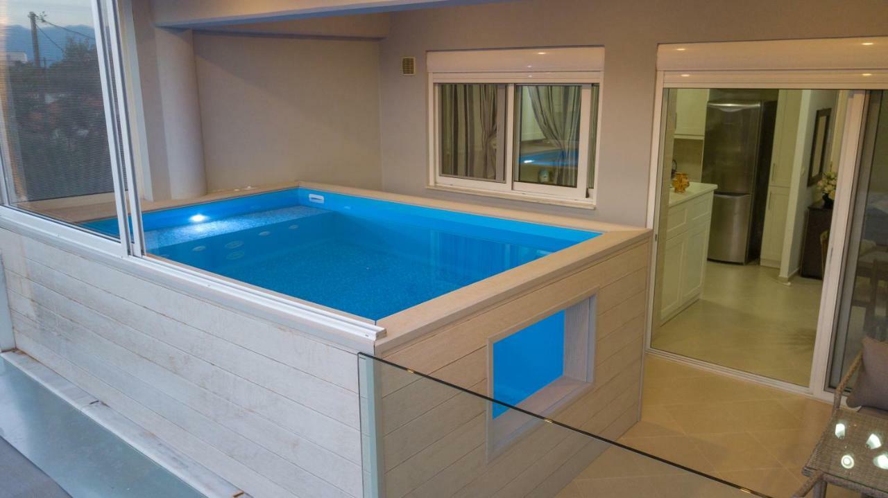 Grand Suites With Private Pools Каламата Екстер'єр фото