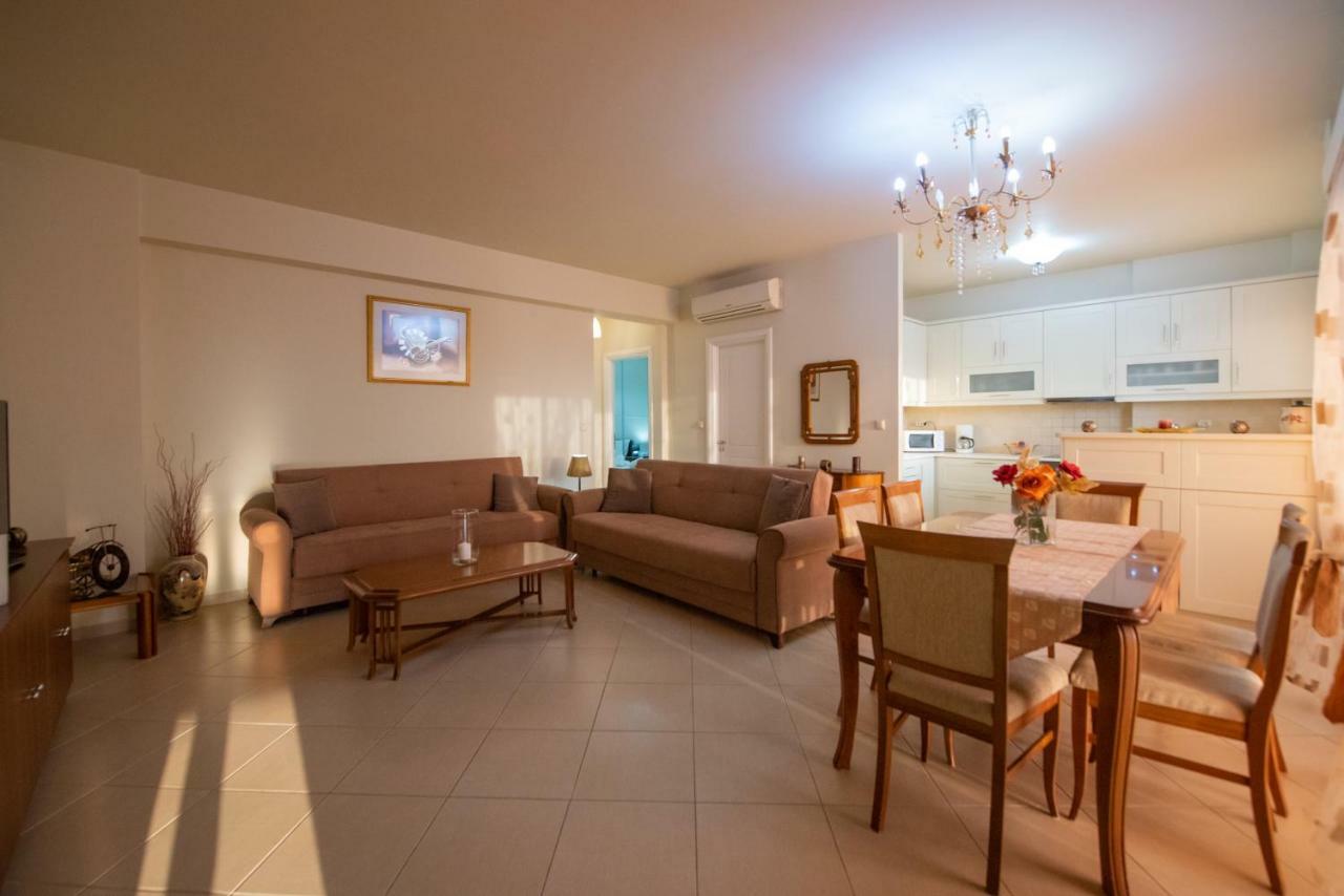 Grand Suites With Private Pools Каламата Екстер'єр фото