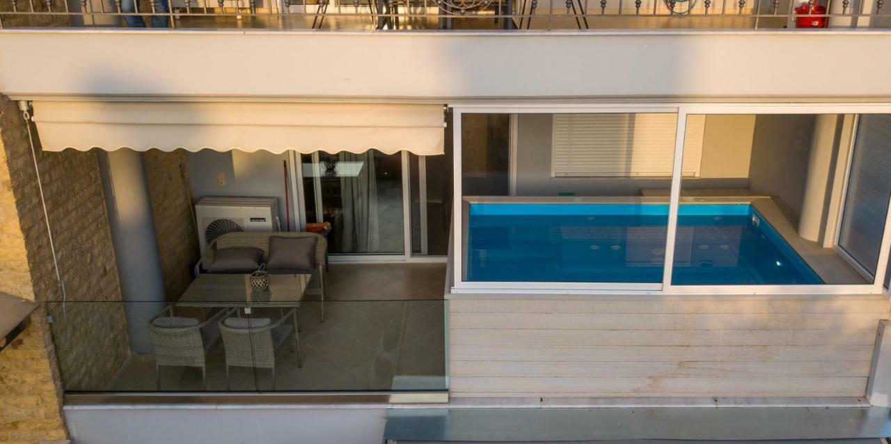 Grand Suites With Private Pools Каламата Екстер'єр фото