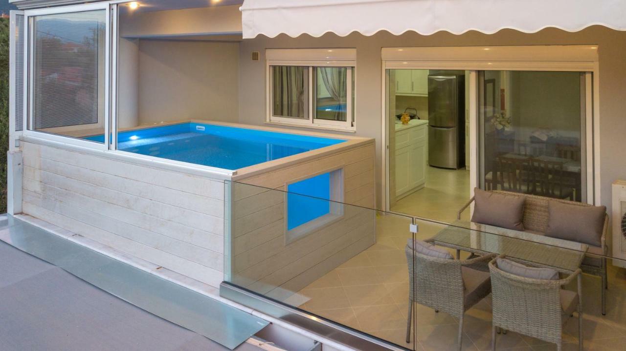 Grand Suites With Private Pools Каламата Екстер'єр фото