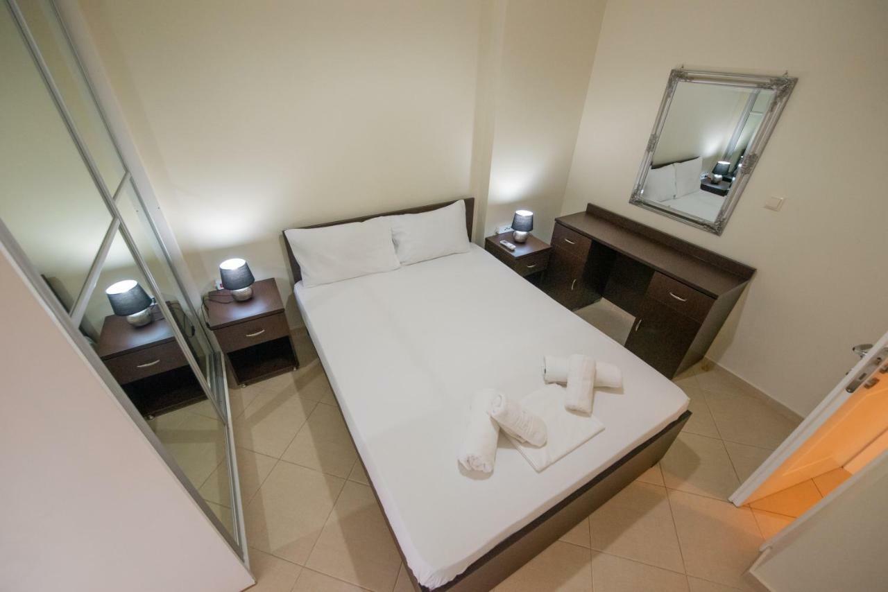 Grand Suites With Private Pools Каламата Екстер'єр фото